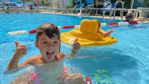 Vacances Riccione offre Aôut Hôtel avec piscine et parking