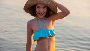 Anfang Juni am Strand: kostenloses Kind
