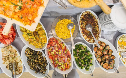 Buffet di antipasti, contorni e verdure fresche