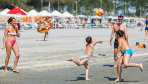 Accès direct à la plage et deux enfants gratuits même en août !