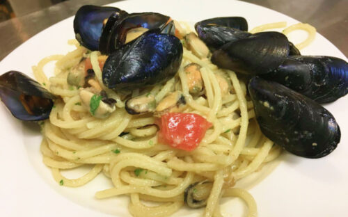 Spaghetti allo scoglio (spaghetti with seafood)