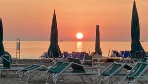 Offerta Hotel fronte mare con piscina RICCIONE