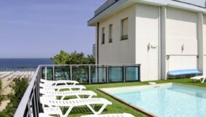 Mirage Urlaub: Pool direkt am Meer