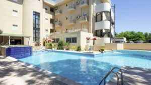 Hotel mit Pool im Pinienwald