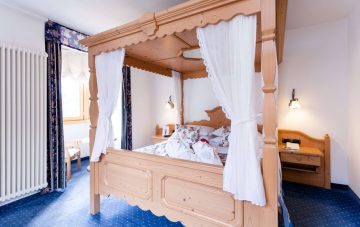 Matrimoniale con letto a baldacchino