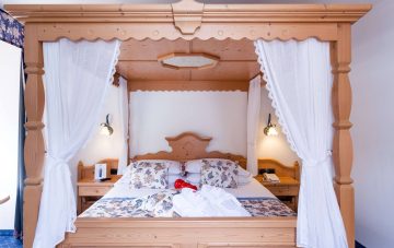 Matrimoniale con letto a baldacchino