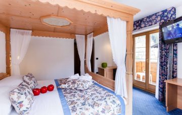 Matrimoniale con letto a baldacchino