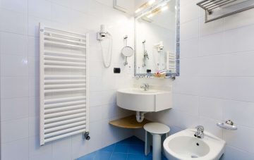 Matrimoniale con letto a baldacchino