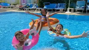 Offerte famiglia Agosto Riccione Hotel con piscina e animazione