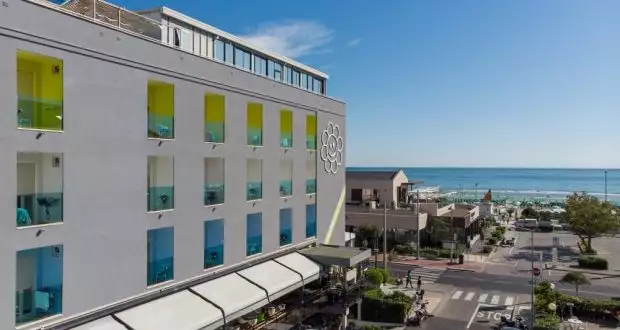 Offerta luglio Hotel fronte mare Riccione