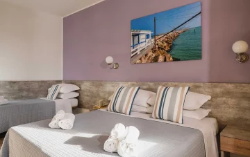 Zimmer mit Verbindungstür