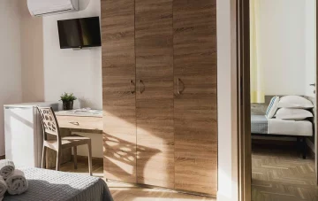 Zimmer mit Verbindungstür