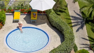 RELAX IN PISCINA NEL VERDE