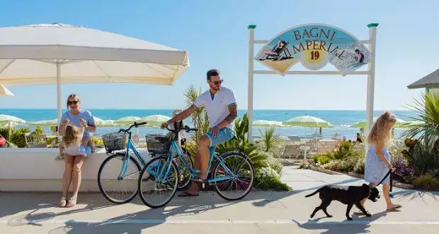 Finalement l’école est terminée : allons tous à la plage !