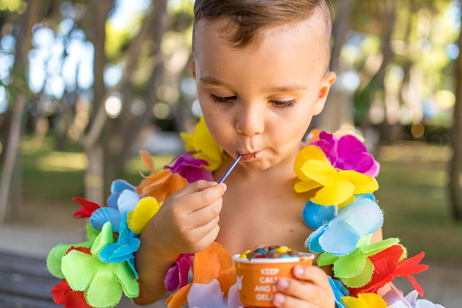 Un bimbo fa merenda in un Family Hotel All Inclusive