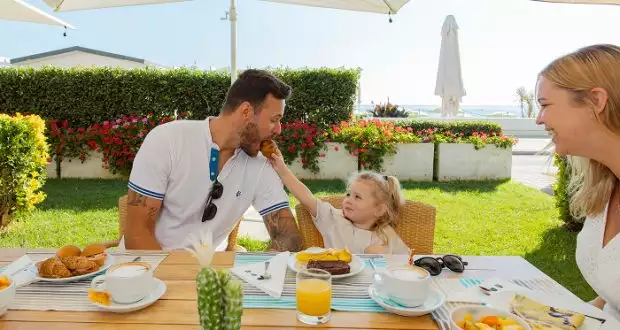 Inclusi spiaggia, piscina, parcheggio, animazione