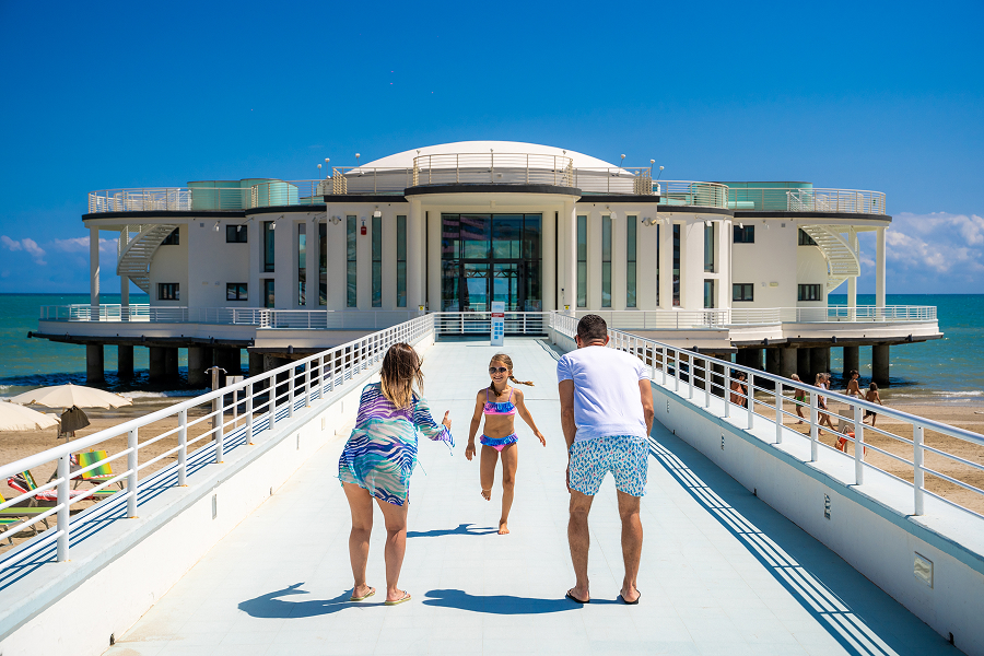 Famiglia in vacanza sulla Riviera Adriatica a giugno