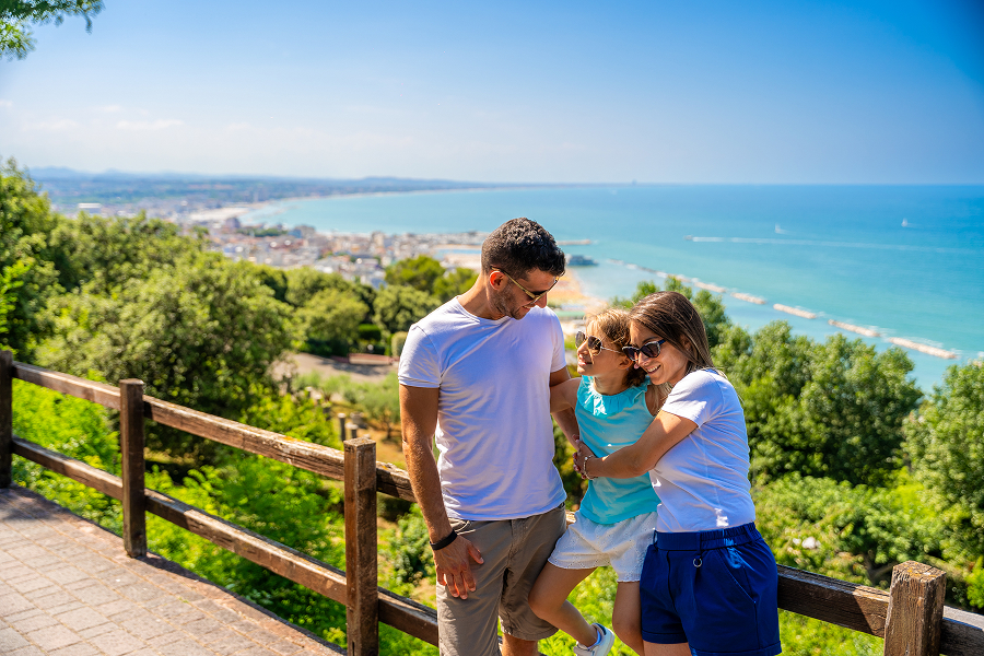 Una famiglia in vacanza a Gabicce, nelle Marche