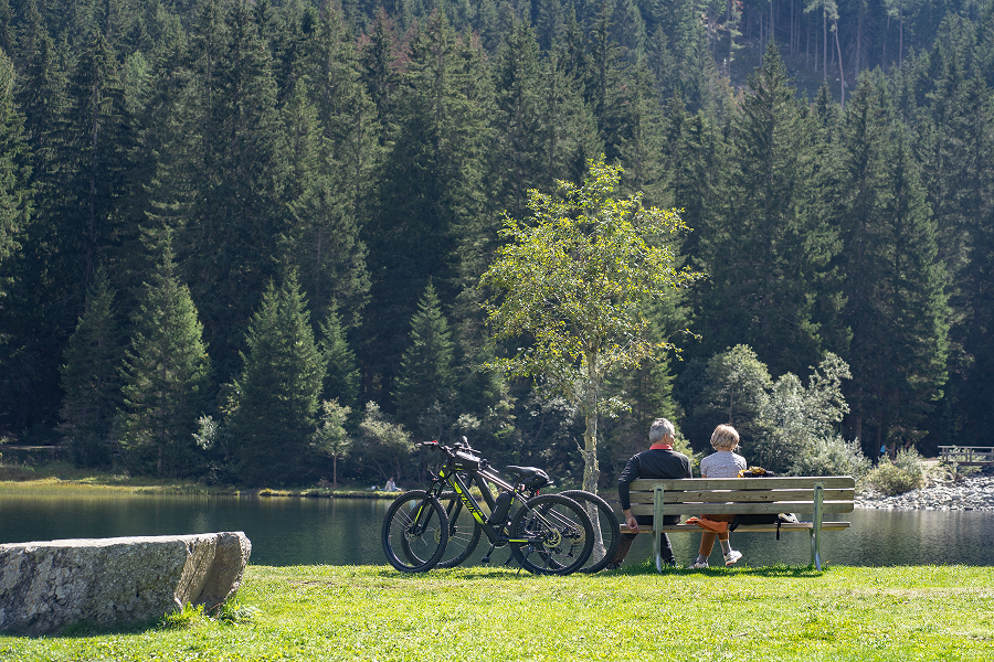 Coppia in relax sul lago