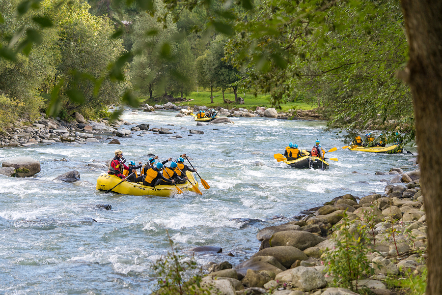 Esperienza di rafting, una delle più amate in montagna d'estate
