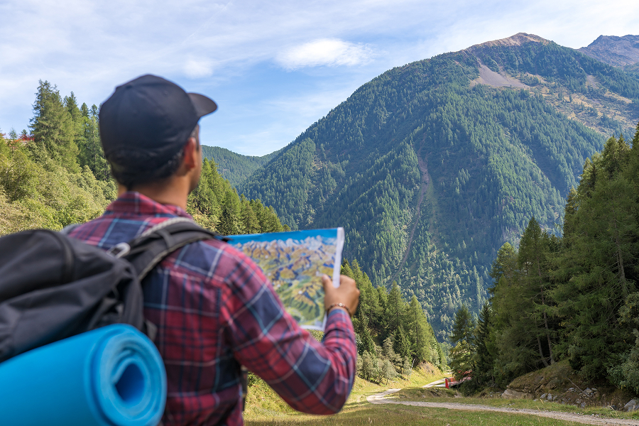 Ragazzo durante un trekking in montagna