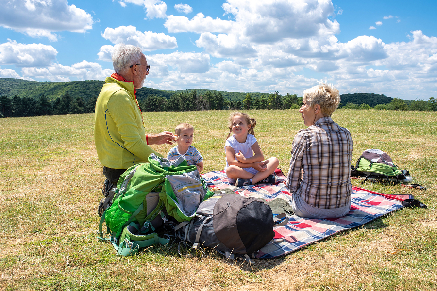 Nonni e nipoti in vacanza in montagna, fanno un pic-nic