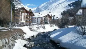 Happy ski au printemps : ski au soleil, détente et réductions jusqu'à 30 %